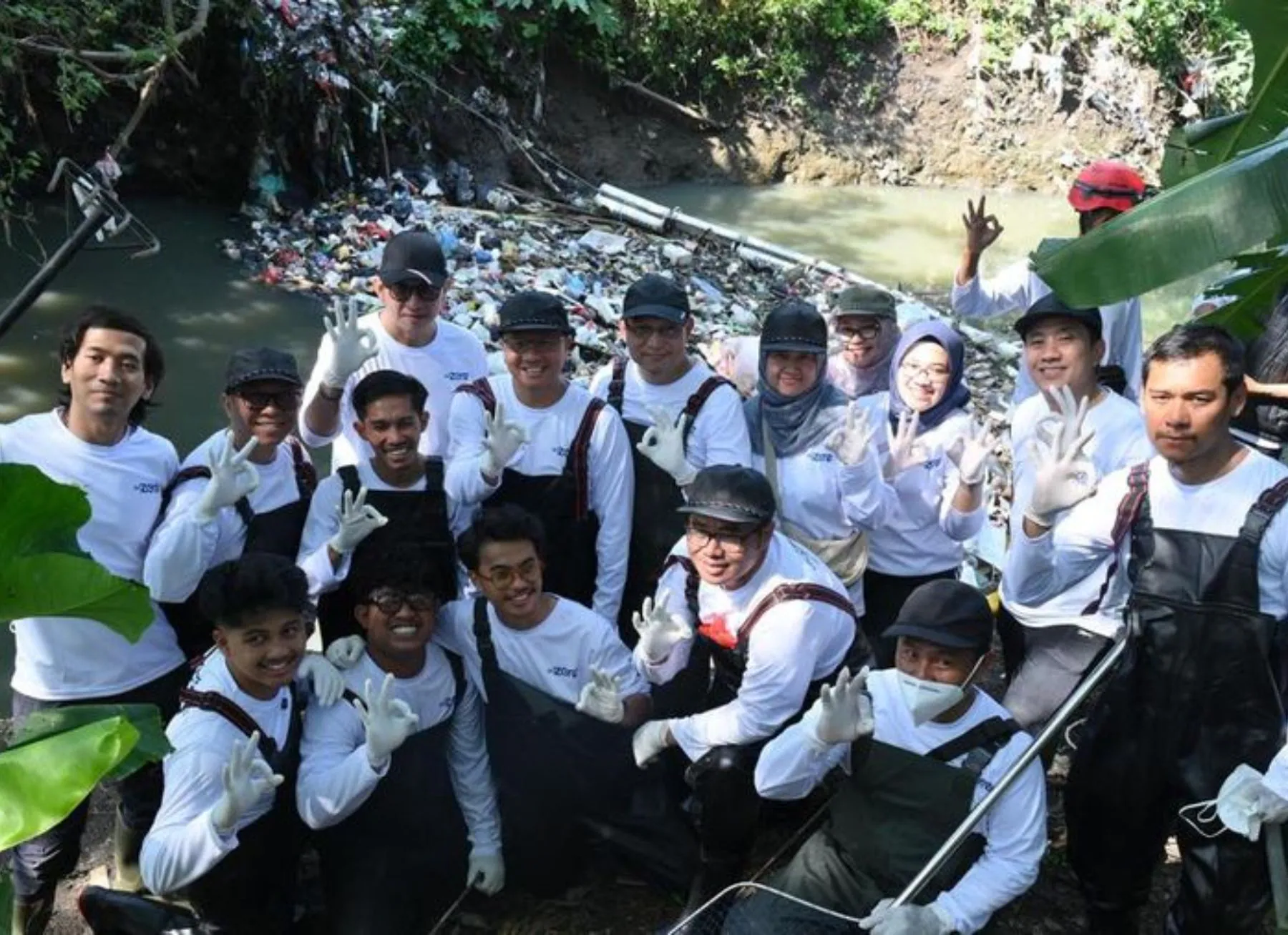 Aksi GoZero% Telkom Indonesia dalam beach clean up dan river clean up sebagai wujud komitmen ESG berkelanjutan.