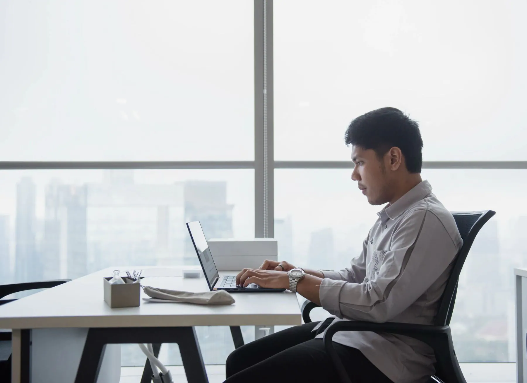 Ilustrasi tim AI dan analisis big data untuk strategi bisnis perusahaan