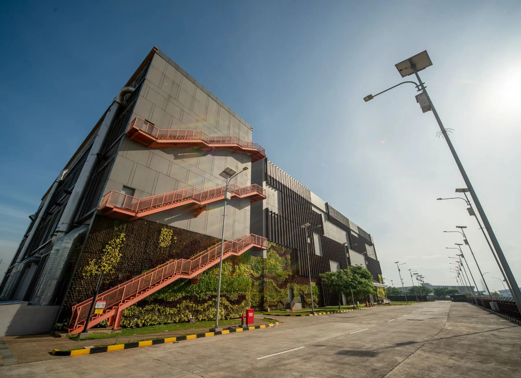 Cloud computing untuk penyimpanan data, pengelolaan aplikasi, dan transformasi digital bisnis