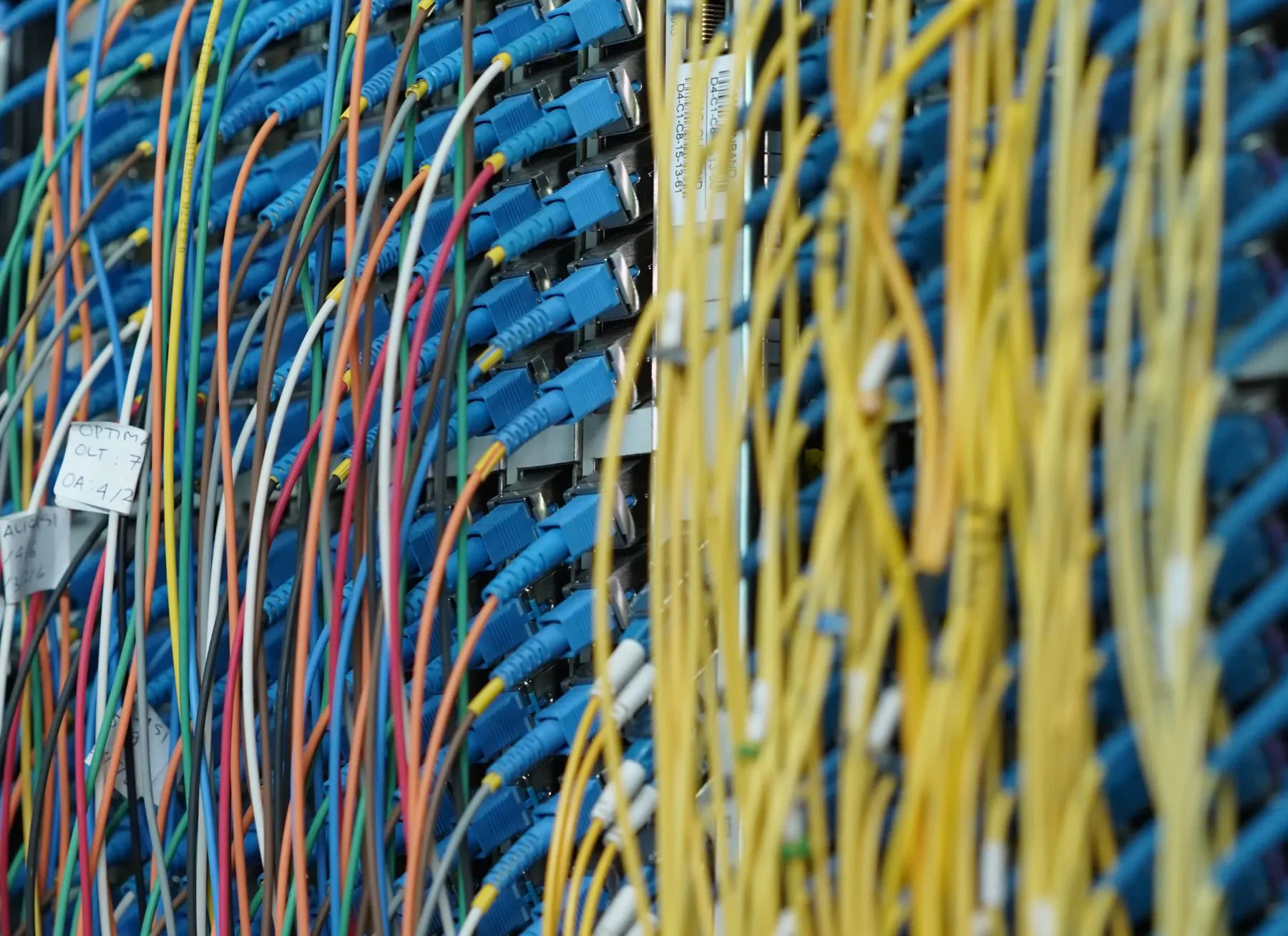 Teknologi fiber optik mengirimkan data melalui serat kaca menggunakan pulsa cahaya untuk koneksi internet cepat dan stabil.
