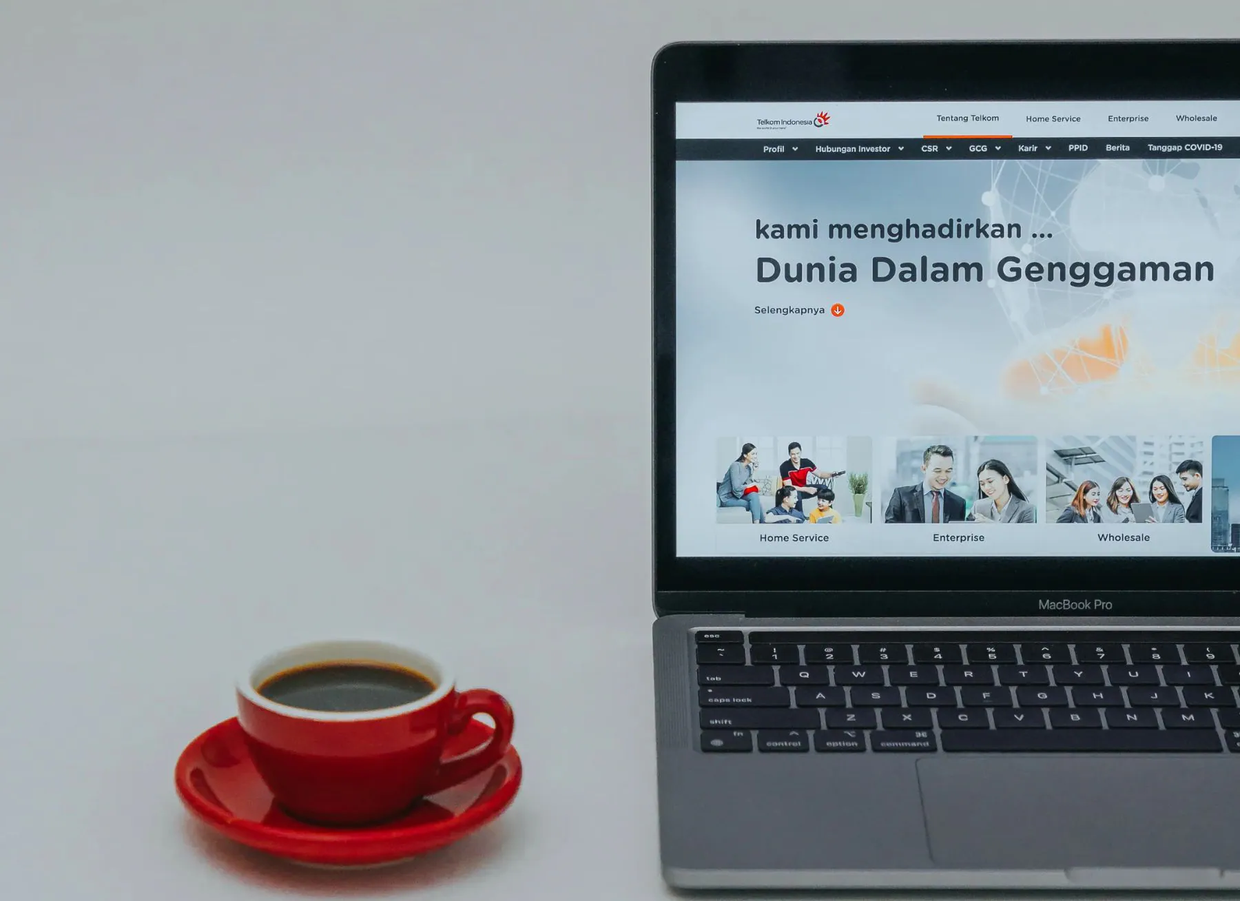Teknologi augmented reality yang digunakan dalam pendidikan, belanja, dan pengalaman digital interaktif.