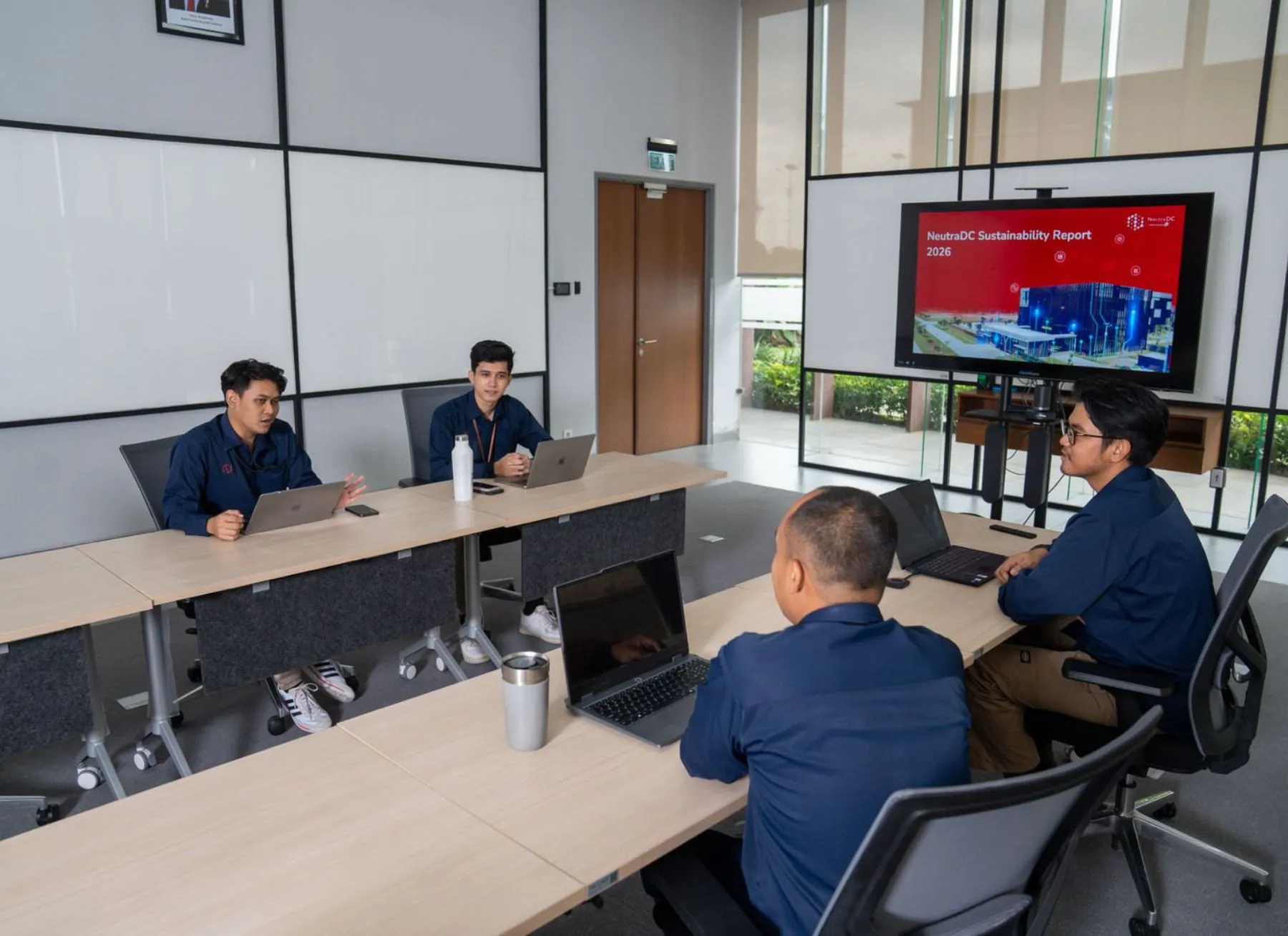 Server dan perangkat jaringan di fasilitas colocation data center