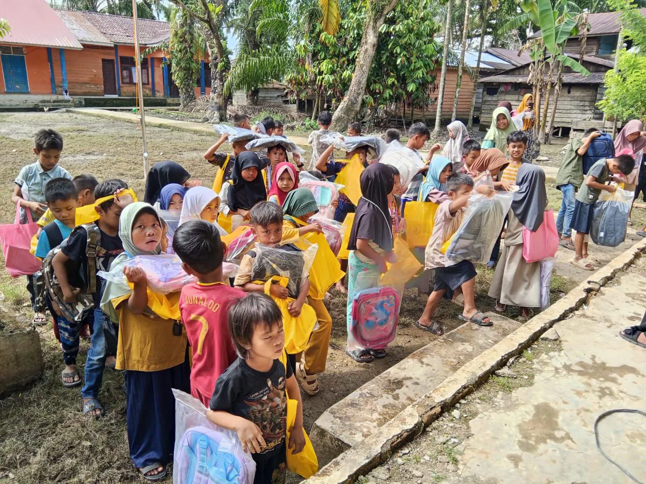 Telkom Bergerak Salurkan Bantuan dan Kegiatan Bakti Sosial untuk Pemulihan Sarana Umum di Aceh