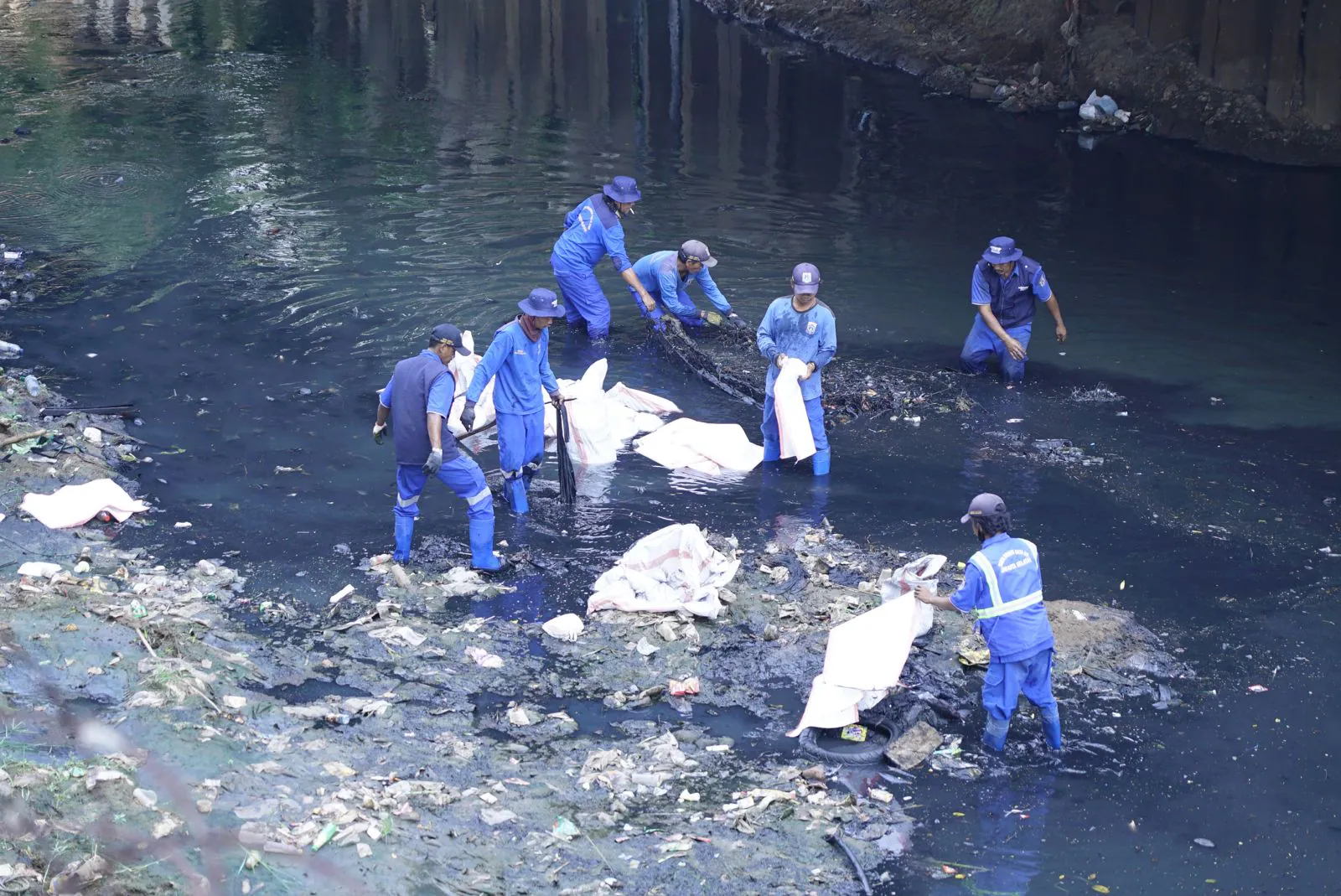 Peringati Hari Sungai dan World Cleanup Day, TelkomGroup Angkut  5,1 ton Sampah dari Kali Krukut