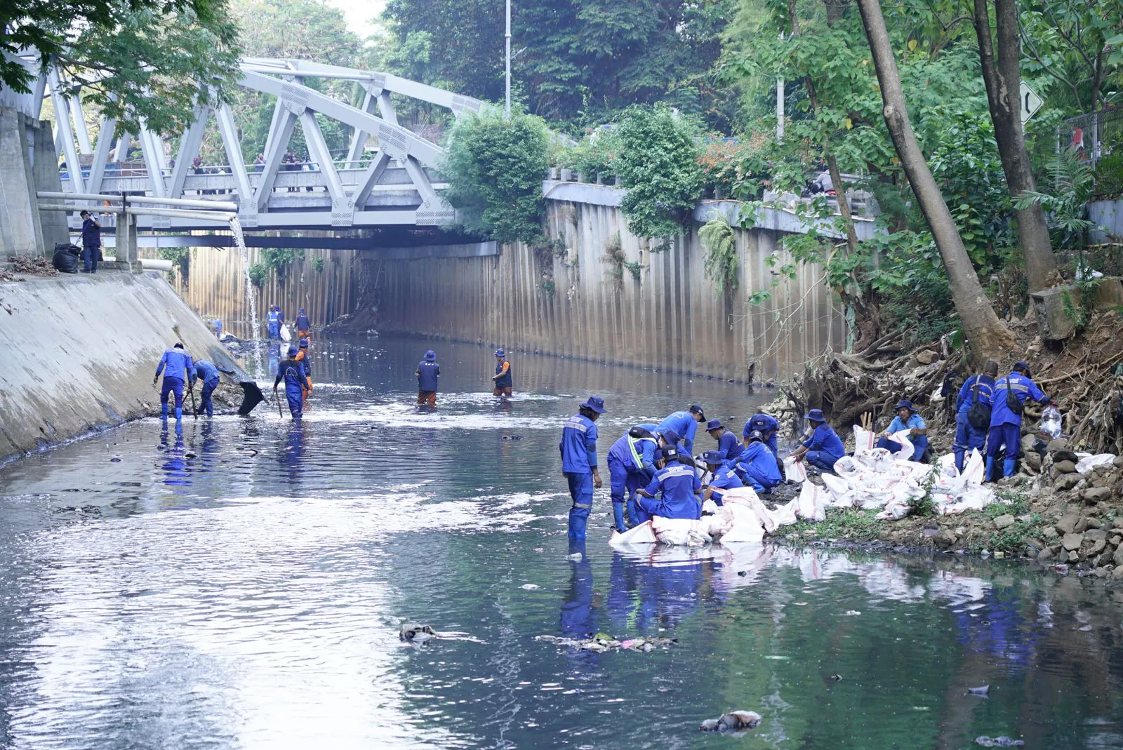 Peringati Hari Sungai dan World Cleanup Day, TelkomGroup Angkut  5,1 ton Sampah dari Kali Krukut