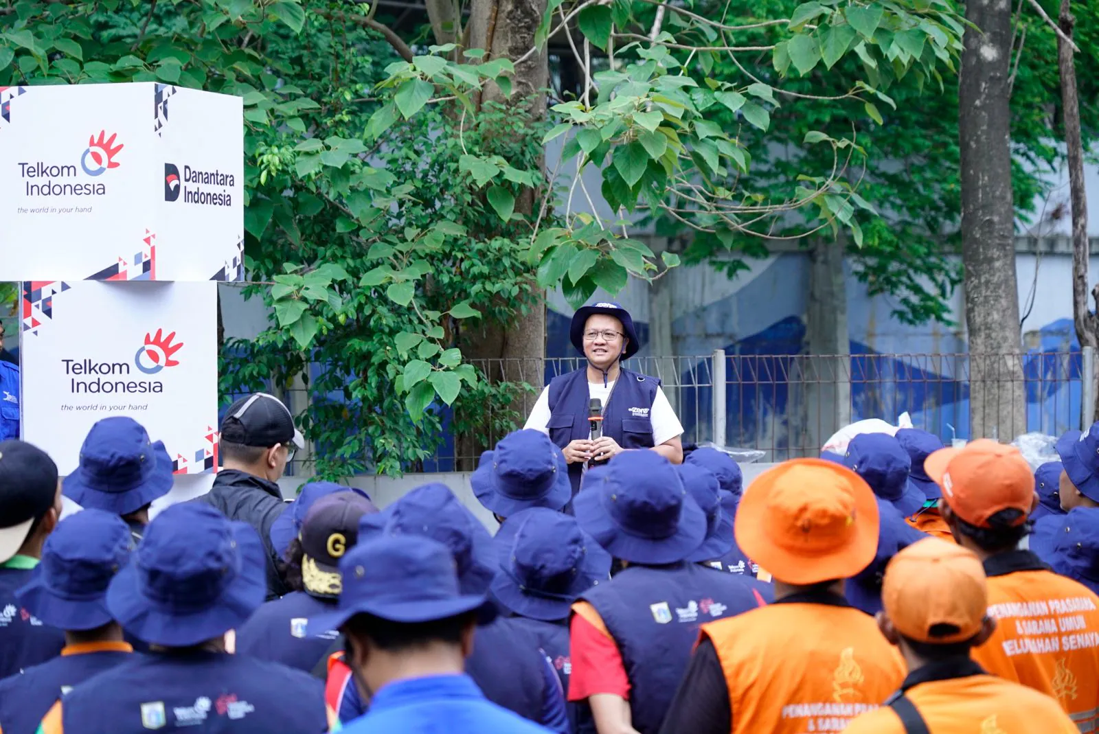 Peringati Hari Sungai dan World Cleanup Day, TelkomGroup Angkut  5,1 ton Sampah dari Kali Krukut