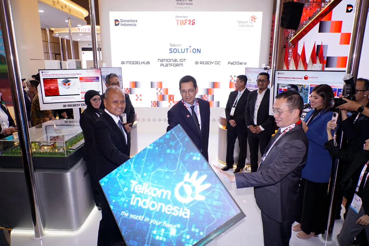 Empat kapabilitas strategis TelkomGroup dorong penguasaan teknologi secara mandiri dan perluasan manfaat ekonomi digital di Indonesia     Jakarta, 26 Oktober 2026 – Chief Technology Officer Danantara Sigit Puji Santosa didampingi Managing Director Strategic Technology Initiatives Danantara Irwan Rey, Direktur IT Digital Telkom Kharim I. G. Siregar, serta Direktur Strategic Business Development & Portfolio Telkom Seno Soemadji meluncurkan pengembangan Sovereign Digital Technology TelkomGroup pada rangkaian Danantara Technology Innovation Investment Forum (DTIIF) 2026 di Jakarta, Senin (26/10).  TelkomGroup mengembangkan empat kapabilitas Sovereign Digital Technology, yakni AI Ready Data Center, AI ModelHub, National IoT Platform, dan PaDiSera, sebagai bagian dari peran perusahaan dalam mendorong kemandirian ekosistem teknologi digital nasional melalui penguatan infrastruktur, pengembangan AI di berbagai sektor, serta perluasan akses pasar bagi pelaku UMKM.  “Selamat atas peluncuran Sovereign Digital Technology TelkomGroup. Kami berharap inisiatif ini dapat terus dikembangkan melalui kolaborasi yang berkelanjutan antara Danantara, TelkomGroup, BUMN, dan para pemangku kepentingan, sehingga mampu melahirkan inovasi yang relevan dan memberikan manfaat nyata bagi masyarakat serta perekonomian Indonesia,” ujar Sigit Puji Santosa, Chief Technology Officer Danantara.  Peluncuran ini menjadi bagian dari rangkaian DTIIF 2026 yang diselenggarakan pada 26–28 Oktober 2026 dengan tema “Investing in Tomorrow: Advancing Technology, Innovation, and Sustainable Growth”. Forum yang mempertemukan pemerintah, BUMN, investor, pelaku industri, dan inovator ini menjadi ruang kolaborasi untuk mendorong pengembangan teknologi, inovasi, serta investasi strategis yang mendukung pertumbuhan ekonomi Indonesia.  Pada sesi kunjungan ke booth TelkomGroup, Direktur IT Digital Telkom Kharim I. G. Siregar dan Direktur Strategic Business Development & Portfolio Telkom Seno Soemadji memperkenalkan empat kapabilitas Sovereign Digital Technology yang membentuk ekosistem teknologi digital nasional terintegrasi.  AI Ready Data Center yang dikembangkan oleh operating company (OpCo) NeutraDC menjadi fondasi komputasi untuk mendukung pengembangan dan pengoperasian beragam model AI di Indonesia dan Asia Tenggara, dengan aspirasi ekspansi kapasitas hingga 1 gigawatt. Sementara itu, AI Model Hub menyediakan akses terpadu ke berbagai model AI untuk mendukung pemanfaatan teknologi secara aman, dengan tetap memperhatikan kendali atas data strategis nasional.  Pada kesempatan terpisah, Direktur Utama Telkom Nanang Hendarno menyampaikan bahwa penguatan kapabilitas tersebut merupakan bagian dari peran TelkomGroup dalam membangun ekosistem digital nasional yang berdaya saing dan mandiri secara teknologi.  “Kemandirian digital perlu dibangun melalui penguasaan fondasi teknologi secara menyeluruh, mulai dari infrastruktur dan komputasi, pengembangan AI, hingga penerapan solusi digital yang menjawab kebutuhan sektor strategis. Penguasaan teknologi juga perlu diiringi kemampuan membangun ekosistem yang terintegrasi agar teknologi tidak hanya menjadi enabler transformasi, tetapi juga menciptakan nilai tambah dan meningkatkan daya saing nasional,” ujar Nanang.  Pada kapabilitas berikutnya, National IoT Platform dari Telkomsel mengintegrasikan konektivitas perangkat Internet of Things (IoT) dan analitik berbasis AI untuk mendukung efisiensi operasional di berbagai sektor. Dengan sekitar tiga juta perangkat IoT yang telah diterapkan di Indonesia, platform ini dapat dimanfaatkan untuk beragam kebutuhan, termasuk pemantauan, keamanan, dan peningkatan produktivitas.  Sementara itu, PaDiSera merupakan marketplace nasional besutan Danantara yang didukung melalui pemanfaatan fondasi teknologi PaDi UMKM. Sejak diluncurkan pada 2020, PaDi UMKM telah memfasilitasi lebih dari 190.000 UMKM untuk memasok kebutuhan BUMN. Pengalaman Telkom dalam membangun platform perdagangan digital menjadi modal untuk mendukung operasional PaDiSera sekaligus memperluas akses pasar bagi UMKM untuk menjangkau pasar ritel.  “TelkomGroup dan Danantara ingin memastikan manfaat transformasi digital dapat dirasakan oleh seluruh lapisan masyarakat, termasuk melalui perluasan akses teknologi dan peluang pasar bagi UMKM untuk tumbuh dan berkembang di era ekonomi digital,” tutup Nanang.  Partisipasi TelkomGroup dalam DTIIF 2026 menegaskan peran perusahaan dalam mendukung agenda transformasi digital nasional melalui penguatan infrastruktur, inovasi, dan kolaborasi strategis. Dengan menghubungkan kapabilitas teknologi dan kebutuhan berbagai sektor, TelkomGroup terus mendorong pemanfaatan teknologi digital yang berdaulat, berdaya saing, dan memberikan nilai tambah bagi Indonesia.     #ElevatingYourFuture