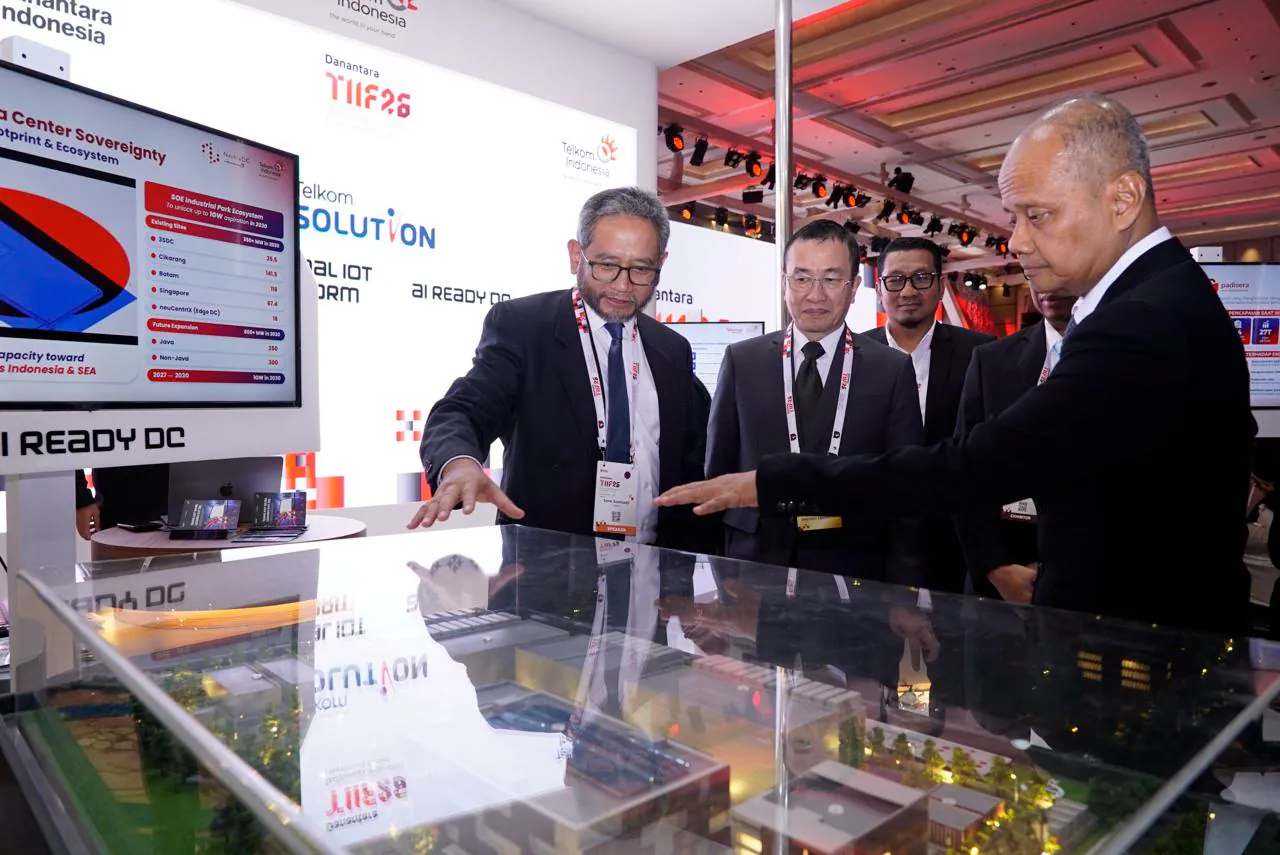 Empat kapabilitas strategis TelkomGroup dorong penguasaan teknologi secara mandiri dan perluasan manfaat ekonomi digital di Indonesia     Jakarta, 26 Oktober 2026 – Chief Technology Officer Danantara Sigit Puji Santosa didampingi Managing Director Strategic Technology Initiatives Danantara Irwan Rey, Direktur IT Digital Telkom Kharim I. G. Siregar, serta Direktur Strategic Business Development & Portfolio Telkom Seno Soemadji meluncurkan pengembangan Sovereign Digital Technology TelkomGroup pada rangkaian Danantara Technology Innovation Investment Forum (DTIIF) 2026 di Jakarta, Senin (26/10).  TelkomGroup mengembangkan empat kapabilitas Sovereign Digital Technology, yakni AI Ready Data Center, AI ModelHub, National IoT Platform, dan PaDiSera, sebagai bagian dari peran perusahaan dalam mendorong kemandirian ekosistem teknologi digital nasional melalui penguatan infrastruktur, pengembangan AI di berbagai sektor, serta perluasan akses pasar bagi pelaku UMKM.  “Selamat atas peluncuran Sovereign Digital Technology TelkomGroup. Kami berharap inisiatif ini dapat terus dikembangkan melalui kolaborasi yang berkelanjutan antara Danantara, TelkomGroup, BUMN, dan para pemangku kepentingan, sehingga mampu melahirkan inovasi yang relevan dan memberikan manfaat nyata bagi masyarakat serta perekonomian Indonesia,” ujar Sigit Puji Santosa, Chief Technology Officer Danantara.  Peluncuran ini menjadi bagian dari rangkaian DTIIF 2026 yang diselenggarakan pada 26–28 Oktober 2026 dengan tema “Investing in Tomorrow: Advancing Technology, Innovation, and Sustainable Growth”. Forum yang mempertemukan pemerintah, BUMN, investor, pelaku industri, dan inovator ini menjadi ruang kolaborasi untuk mendorong pengembangan teknologi, inovasi, serta investasi strategis yang mendukung pertumbuhan ekonomi Indonesia.  Pada sesi kunjungan ke booth TelkomGroup, Direktur IT Digital Telkom Kharim I. G. Siregar dan Direktur Strategic Business Development & Portfolio Telkom Seno Soemadji memperkenalkan empat kapabilitas Sovereign Digital Technology yang membentuk ekosistem teknologi digital nasional terintegrasi.  AI Ready Data Center yang dikembangkan oleh operating company (OpCo) NeutraDC menjadi fondasi komputasi untuk mendukung pengembangan dan pengoperasian beragam model AI di Indonesia dan Asia Tenggara, dengan aspirasi ekspansi kapasitas hingga 1 gigawatt. Sementara itu, AI Model Hub menyediakan akses terpadu ke berbagai model AI untuk mendukung pemanfaatan teknologi secara aman, dengan tetap memperhatikan kendali atas data strategis nasional.  Pada kesempatan terpisah, Direktur Utama Telkom Nanang Hendarno menyampaikan bahwa penguatan kapabilitas tersebut merupakan bagian dari peran TelkomGroup dalam membangun ekosistem digital nasional yang berdaya saing dan mandiri secara teknologi.  “Kemandirian digital perlu dibangun melalui penguasaan fondasi teknologi secara menyeluruh, mulai dari infrastruktur dan komputasi, pengembangan AI, hingga penerapan solusi digital yang menjawab kebutuhan sektor strategis. Penguasaan teknologi juga perlu diiringi kemampuan membangun ekosistem yang terintegrasi agar teknologi tidak hanya menjadi enabler transformasi, tetapi juga menciptakan nilai tambah dan meningkatkan daya saing nasional,” ujar Nanang.  Pada kapabilitas berikutnya, National IoT Platform dari Telkomsel mengintegrasikan konektivitas perangkat Internet of Things (IoT) dan analitik berbasis AI untuk mendukung efisiensi operasional di berbagai sektor. Dengan sekitar tiga juta perangkat IoT yang telah diterapkan di Indonesia, platform ini dapat dimanfaatkan untuk beragam kebutuhan, termasuk pemantauan, keamanan, dan peningkatan produktivitas.  Sementara itu, PaDiSera merupakan marketplace nasional besutan Danantara yang didukung melalui pemanfaatan fondasi teknologi PaDi UMKM. Sejak diluncurkan pada 2020, PaDi UMKM telah memfasilitasi lebih dari 190.000 UMKM untuk memasok kebutuhan BUMN. Pengalaman Telkom dalam membangun platform perdagangan digital menjadi modal untuk mendukung operasional PaDiSera sekaligus memperluas akses pasar bagi UMKM untuk menjangkau pasar ritel.  “TelkomGroup dan Danantara ingin memastikan manfaat transformasi digital dapat dirasakan oleh seluruh lapisan masyarakat, termasuk melalui perluasan akses teknologi dan peluang pasar bagi UMKM untuk tumbuh dan berkembang di era ekonomi digital,” tutup Nanang.  Partisipasi TelkomGroup dalam DTIIF 2026 menegaskan peran perusahaan dalam mendukung agenda transformasi digital nasional melalui penguatan infrastruktur, inovasi, dan kolaborasi strategis. Dengan menghubungkan kapabilitas teknologi dan kebutuhan berbagai sektor, TelkomGroup terus mendorong pemanfaatan teknologi digital yang berdaulat, berdaya saing, dan memberikan nilai tambah bagi Indonesia.     #ElevatingYourFuture
