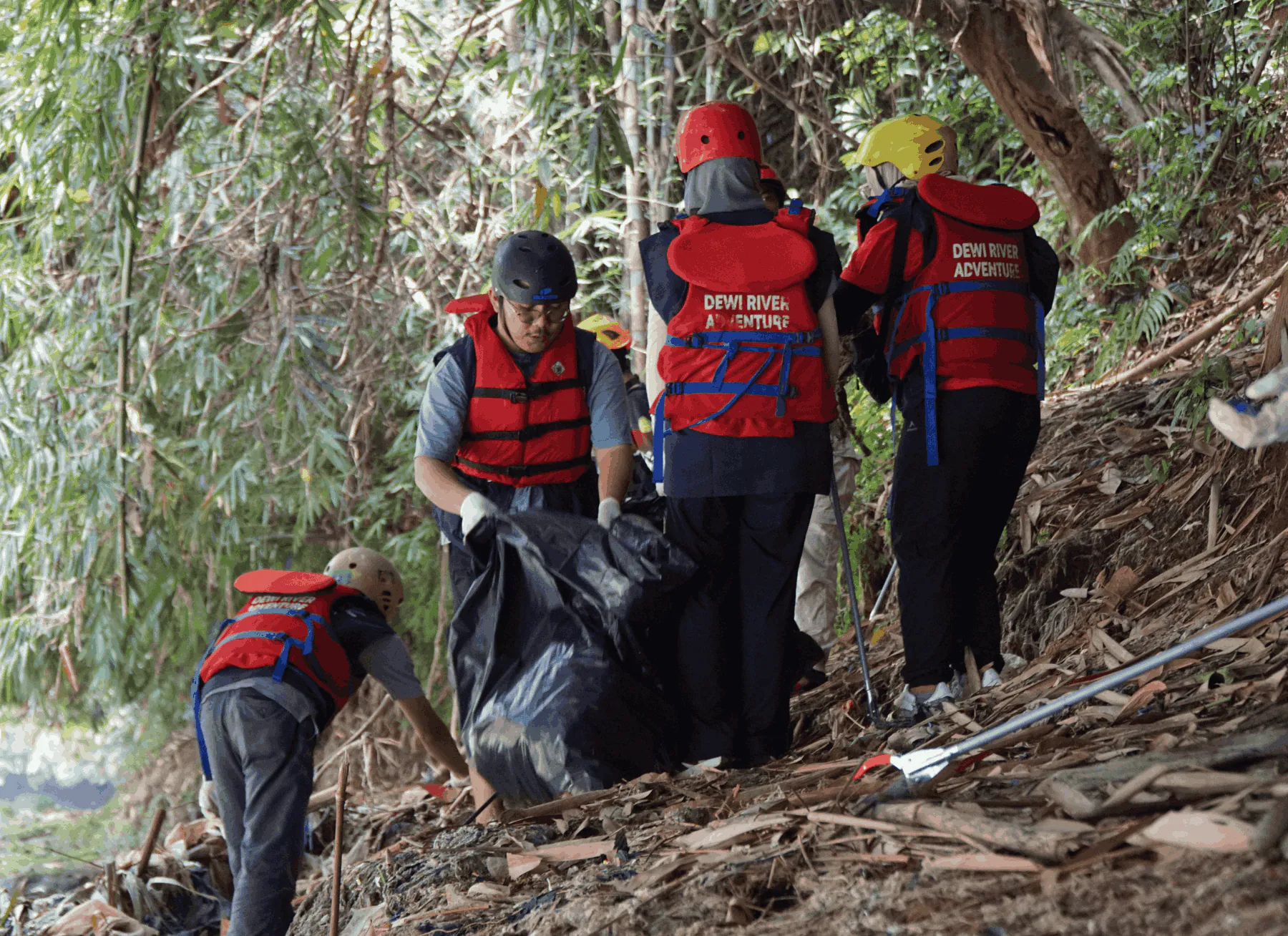 Wujudkan Keberlanjutan Lingkungan: Telkom Perbaiki Ekosistem Ciliwung dan Berhasil Bersihkan 500 Kg Sampah