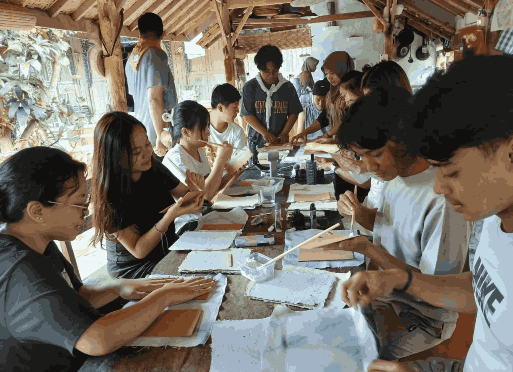 Ubah Limbah Kertas Menjadi Karya Estetik, Underwater Crafting Bawa Misi ‘EcoArt’ ke Panggung Pitching Bumi Berseru Fest 2025