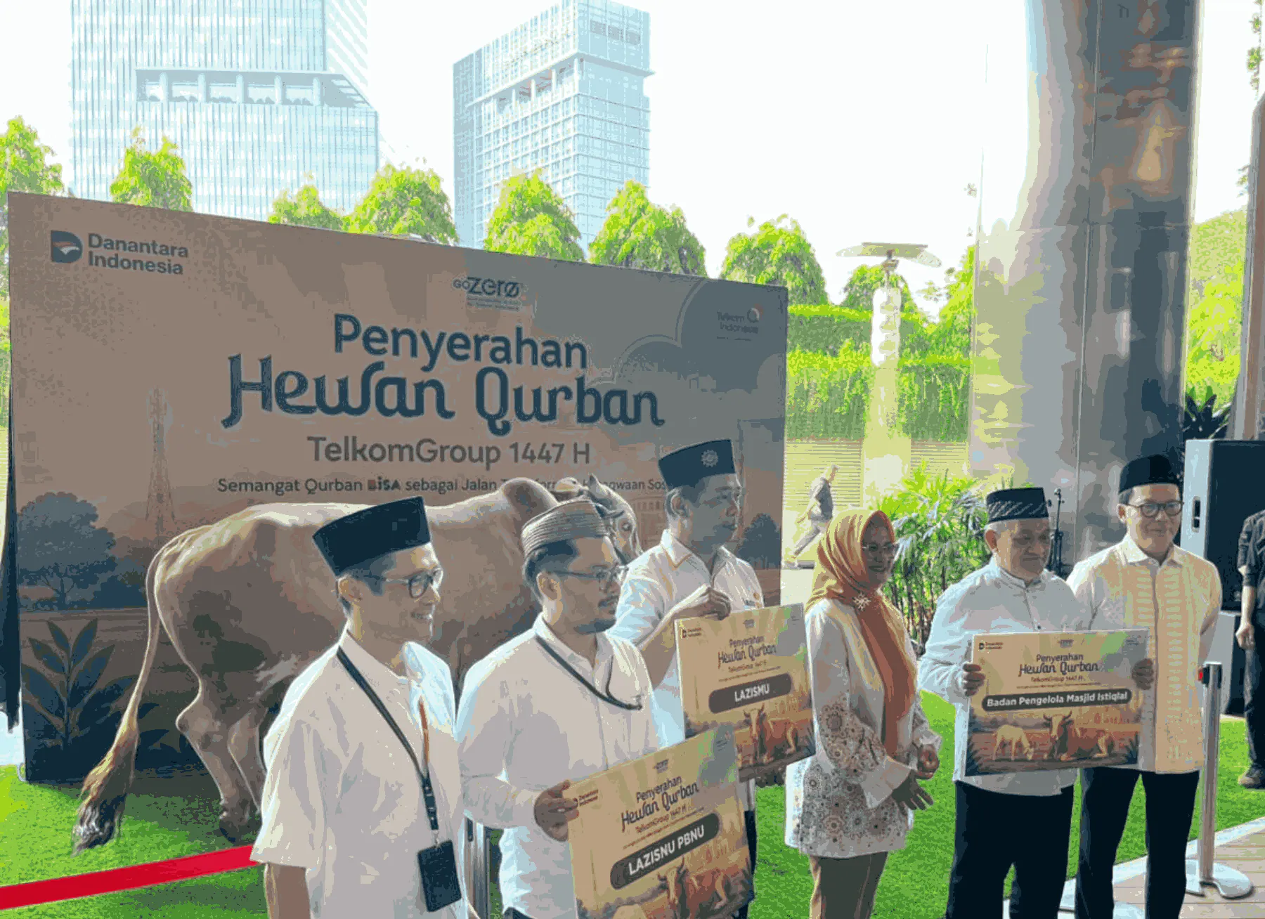 Wujudkan Semangat Berbagi di Hari Raya Idul Adha, TelkomGroup Salurkan 910 Hewan Kurban untuk Masyarakat