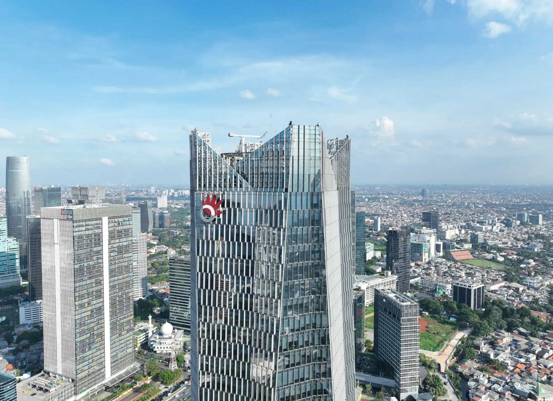 Bagian dari langkah akselerasi eksekusi strategi TLKM 30 untuk membangun struktur organisasi yang lebih ramping, efisien, dan bernilai tinggi     Jakarta, 6 Juli 2026 – PT Telkom Indonesia (Persero) Tbk (Telkom) menuntaskan target penyederhanaan (streamlining) terhadap 10 entitas anak usaha pada semester pertama 2026 sebagai bentuk komitmen dalam mendukung aspirasi streamlining BUMN yang diamanatkan oleh Danantara Asset Management (DAM) dan Badan Pengaturan (BP) BUMN. Sejalan dengan hal tersebut, streamlining menjadi salah satu dari empat pilar strategi transformasi TLKM 30 yang difokuskan pada penataan portofolio bisnis melalui optimalisasi entitas usaha, harmonisasi tumpang tindih usaha, serta divestasi bisnis non-core.  Melalui inisiatif streamlining, Telkom juga menciptakan efisiensi operasional sekaligus memperkuat fokus realisasi belanja modal pada pengembangan bisnis inti di sektor telekomunikasi dan digital. Penataan portofolio dilakukan melalui berbagai skema, yakni divestasi, merger, dan likuidasi. Langkah ini diharapkan dapat menghasilkan struktur grup yang lebih ramping, menajamkan peran setiap entitas, serta memperkuat transformasi Telkom dari Operating Holding menuju Strategic Holding dengan model Holding Company-Operating Company (HoldCo-OpCo) yang mampu menciptakan pertumbuhan nilai secara berkelanjutan.  Dalam struktur tersebut, Telkom sebagai HoldCo akan berfokus pada pengelolaan portofolio, penguatan tata kelola, penciptaan sinergi, dan optimalisasi nilai antar segmen bisnis. Sementara itu, aktivitas operasional dijalankan oleh OpCo yang secara terfokus dengan lebih spesifik, yaitu pada Segmen B2C, B2B Infrastructure, B2B ICT, dan International Business.  Direktur Strategic Business Development & Portfolio Telkom Seno Soemadji menyampaikan bahwa penyederhanaan portofolio merupakan langkah strategis untuk membangun organisasi yang semakin lincah dalam menghadapi dinamika industri digital. "Transformasi tidak hanya diwujudkan melalui pengembangan kapabilitas bisnis, tetapi juga keberanian untuk menata kembali organisasi agar semakin fokus pada bisnis inti yang menjadi kekuatan utama. Dengan struktur yang lebih ramping, Telkom memiliki fondasi yang lebih kuat untuk bergerak lebih agile, mengalokasikan investasi secara lebih optimal, serta menciptakan pertumbuhan yang lebih berkualitas."  Hingga akhir Juni 2026, Telkom telah menyelesaikan streamlining terhadap 10 entitas melalui berbagai aksi korporasi strategis. Pada skema divestasi, Telkom menuntaskan pelepasan 2 entitas yang ditandai dengan penandatanganan Sale and Purchase Agreement (SPA) bersama mitra strategis pada 3 Juni 2026.  Melalui skema penggabungan vertikal (vertical merger), Telkom juga menyelesaikan merger pada 2 entitas guna memperkuat bisnis dan mendorong pengembangan kapabilitas. Sementara itu, terkait streamlining melalui skema likuidasi, terdapat 6 entitas TelkomGroup yang telah mencapai tahapan pembubaran yang ditetapkan, sebagai bagian dari optimalisasi portofolio bisnis. Langkah tersebut dilakukan berdasarkan evaluasi menyeluruh terhadap relevansi bisnis, aktivitas operasional, serta kontribusi masing-masing entitas terhadap strategi jangka panjang dan penciptaan nilai secara grup.  Lebih lanjut, Seno menambahkan, streamlining bukan sekadar pengurangan jumlah anak usaha, melainkan langkah untuk membangun portofolio bisnis yang lebih sehat dan bernilai.  "Setiap keputusan streamlining didasarkan pada evaluasi terhadap peran strategis masing-masing entitas dalam mendukung arah bisnis TelkomGroup ke depan. Dengan portofolio yang lebih fokus dan struktur organisasi yang lebih efisien, kami dapat memperkuat sinergi antar OpCo, mendorong pertumbuhan yang lebih berkelanjutan sekaligus memperkokoh posisi Telkom sebagai enabler ekosistem digital nasional yang berdaya saing global," jelas Seno.  Dalam pelaksanaannya, Telkom memastikan setiap proses streamlining dilakukan secara prudent, akuntabel, dan transparan dengan mengedepankan prinsip Good Corporate Governance (GCG) dan Business Judgment Rule (BJR). Setiap keputusan strategis diambil berdasarkan kajian yang komprehensif dan berkoordinasi erat dengan para pemangku kepentingan, termasuk Kejaksaan Agung, BPKP, DAM, dan BP BUMN, guna memastikan kepatuhan serta mendukung transformasi perusahaan yang berkelanjutan.  Sejalan dengan transformasi organisasi tersebut, Telkom juga memastikan setiap penyesuaian sumber daya manusia dilakukan secara bertanggung jawab dengan penghormatan sepenuhnya atas hak-hak karyawan terdampak. Seluruh proses dijalankan secara sukarela dan atas kesepakatan bersama kedua belah pihak, salah satunya melalui Early Retirement Program (ERP) yang pada tahun 2026 akan ditujukan pada level OpCo. Melalui pendekatan tersebut, Telkom berharap dapat membangun organisasi yang lebih adaptif, memperkuat kapabilitas talenta digital, serta mendorong efisiensi dan produktivitas perusahaan secara berkelanjutan.  Program streamlining merupakan bagian dari target jangka menengah hingga tahun 2030 untuk membangun fundamental perusahaan yang semakin solid. Ke depan, Telkom optimistis dapat memperkuat daya saing perusahaan serta meningkatkan kualitas pada area bisnis yang memiliki prospek pertumbuhan terbaik di masa mendatang.  #ElevatingYourFuture